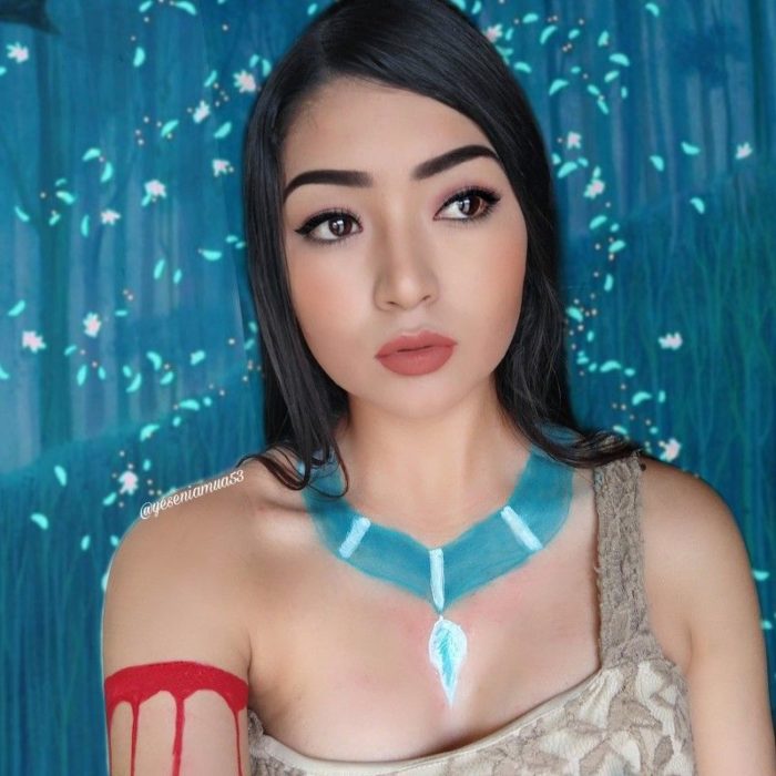 Chica con maquillaje inspirado en Pocahontas