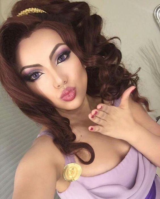 Chica maquillada como Meg de Hércules de Disney