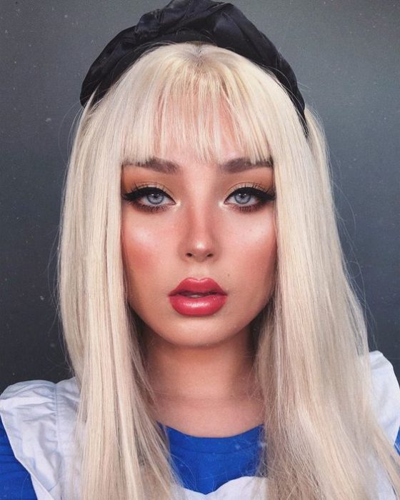Chica con maquillaje inspirado en Alicia de Alicia en el País de las Maravillas de Disney