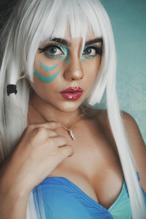 Chica con maquillaje azul inspirado en Kida de Atlantis