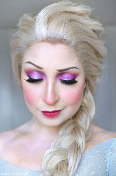 Chica con maquillaje inspirado en Elsa de Frozen