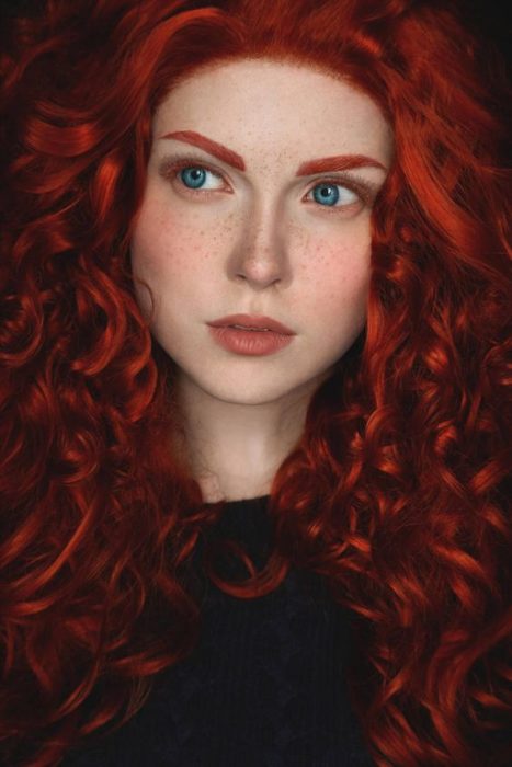 Chica maquillada como Mérida de la película Valiente