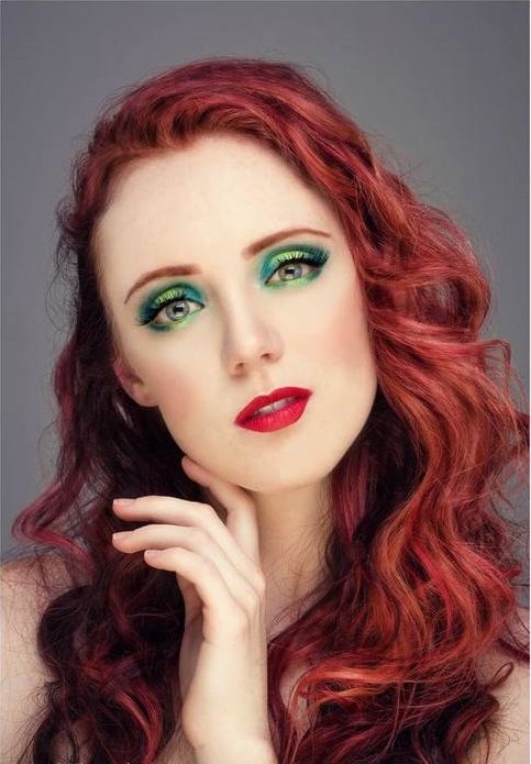 Chica con maquillaje inspirado en Ariel de La sirenita