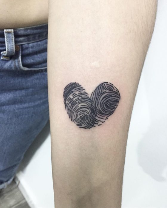 Tatuaje de madre e hija, de un corazón formado con las huellas dactilares