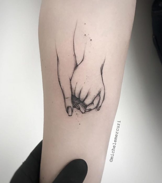 Tatuaje de madre e hija de manos sujetándose