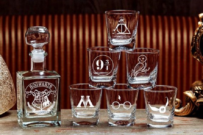 Licorera y vasos para licor grabados con diseños de Harry Potter