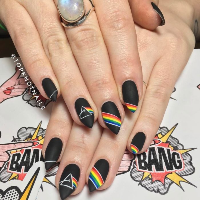 Manicura en color negro con el diseño de la portada del disco de Pink Floyd en efecto mate