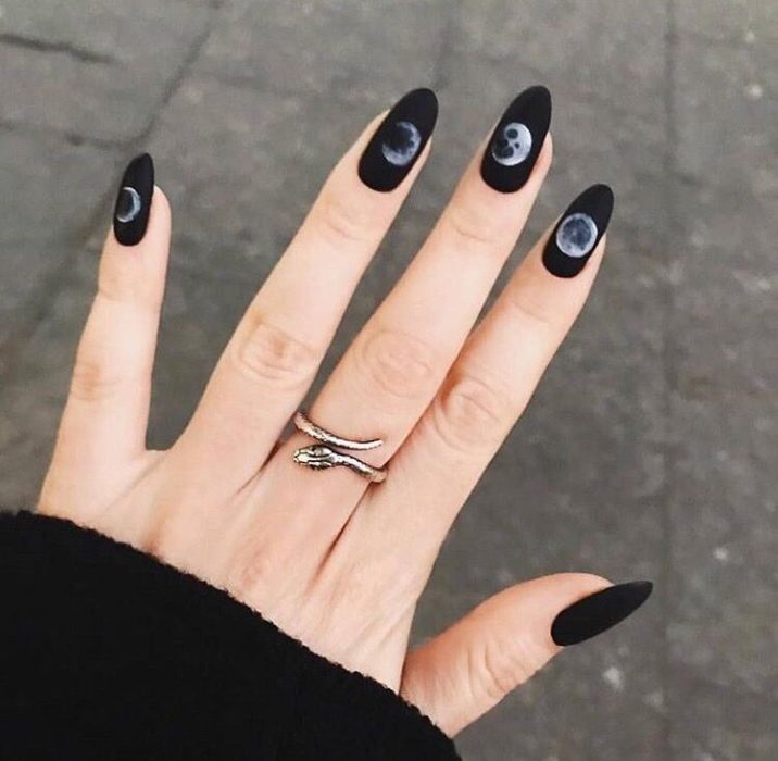 Manicura en color negro con el diseño de las fases de la luna en efecto mate
