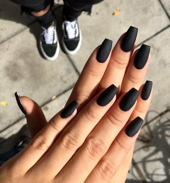 Manicura en color negro con efecto mate