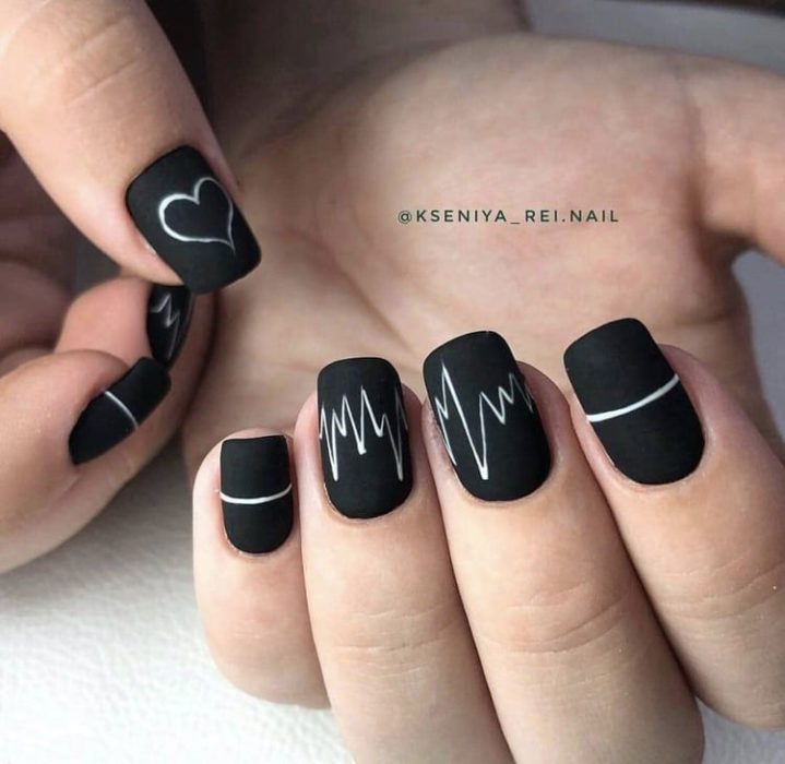 Manicura en color negro con líneas blancas y efecto mate