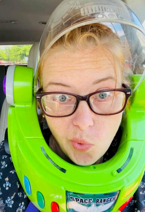 Kelly Hogan Painter; mujer usa máscara de Buzz Lightyear, de Toy Story, para ir al supermercado