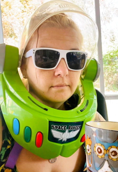 Kelly Hogan Painter; mujer usa máscara de Buzz Lightyear, de Toy Story, para ir al supermercado