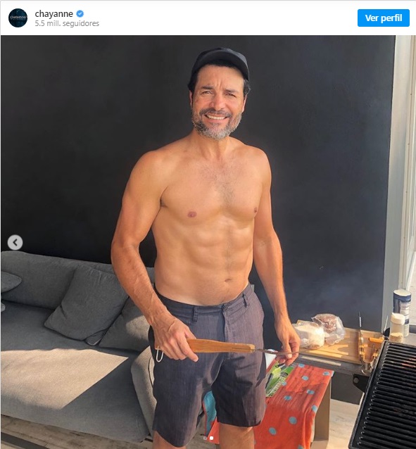 Chayanne sube foto a Instagram cocinando sin camisa