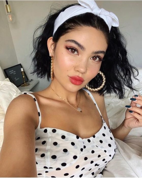 Chica con el cabello corto peinada con una banda