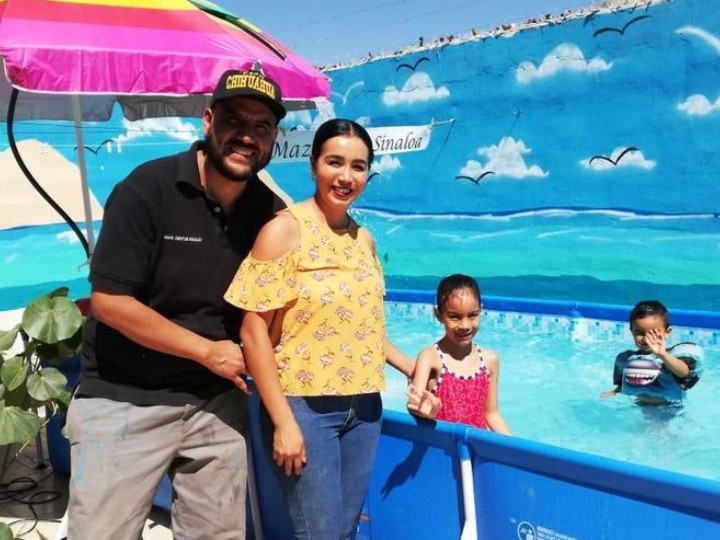 Papá crea playa en patio de su casa para su familia en cuarentena