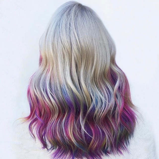 Cabello con puntas de color arcoíris