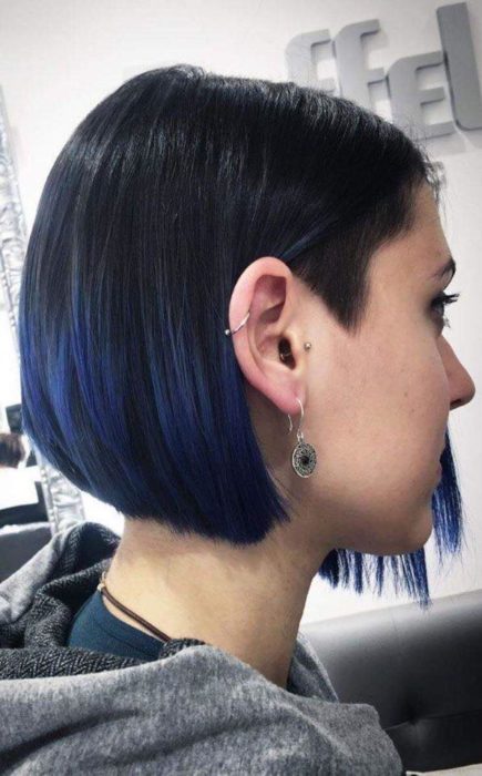Cabello con puntas de color azul oscuro