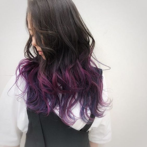 Cabello largo con puntas de color moradas