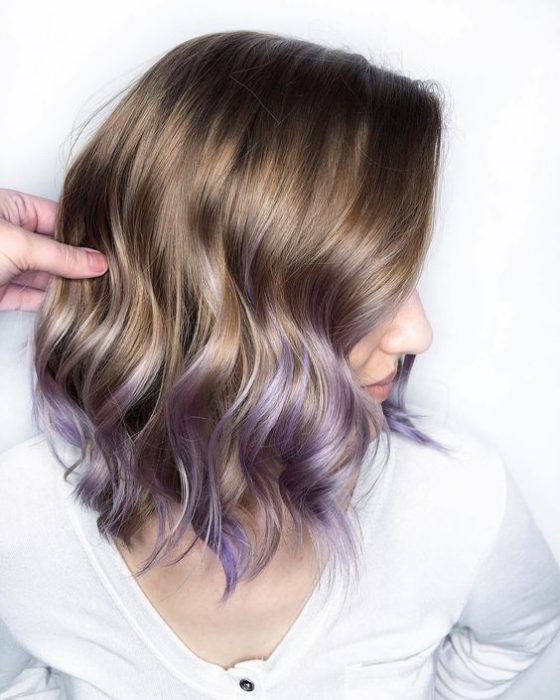 Cabello castaño claro con puntas lavanda