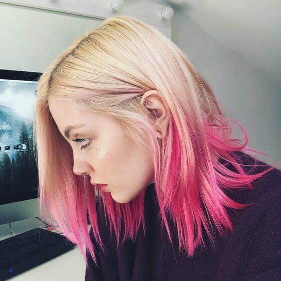 Melena rubia con puntas rosas