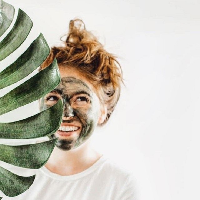 Chica con mascarilla en el rostro