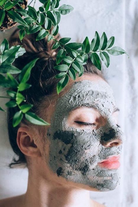 Chica con mascarilla en el rostro