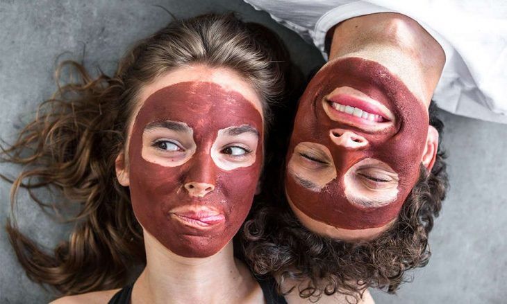 Chicas con mascarillas en el rostro