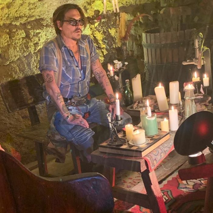 Johnny Depp sentado en su sala abriendo su cuenta de Instagram