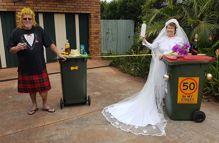 Pareja usando sus trajes de boda para sacar la basura en Australia 