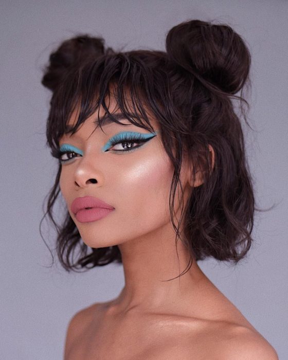 Chica e-girl con el cabello sujeto en dos moñitos