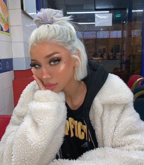 Chica con el cabello teñido de color platinado