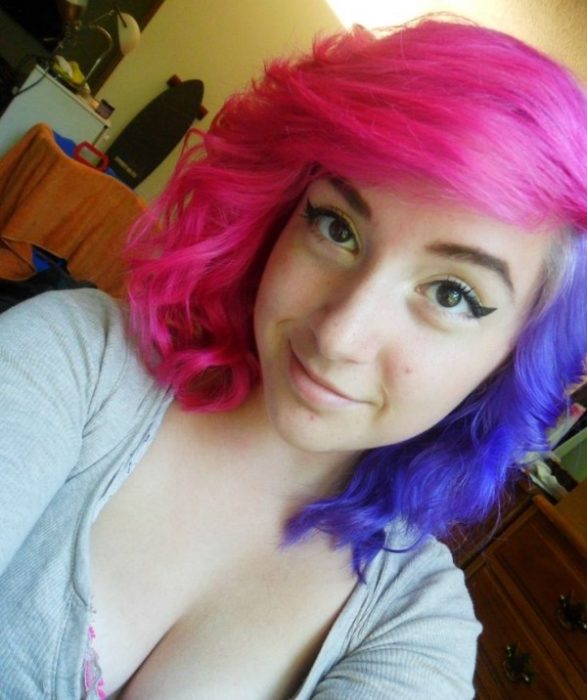 Chica con el cabello teñido de color rosa con morado