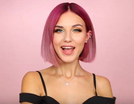 Chica con el cabello teñido de color rosa cortado en melena