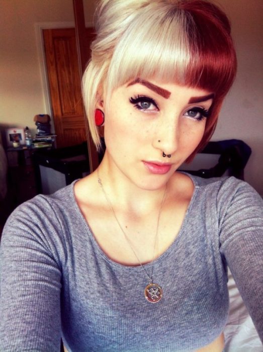 Chica con el cabello teñido de color platinado y rojo