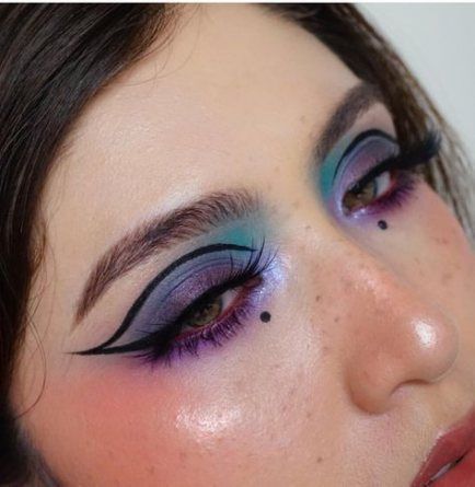 Delineado gráfico color negro con sombras moradas y azules