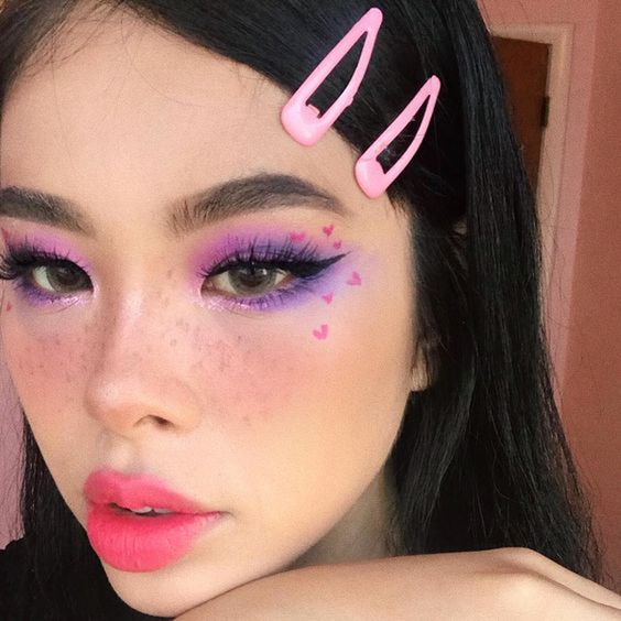 Chica tumblr con maquillaje morado con rosa y corazones