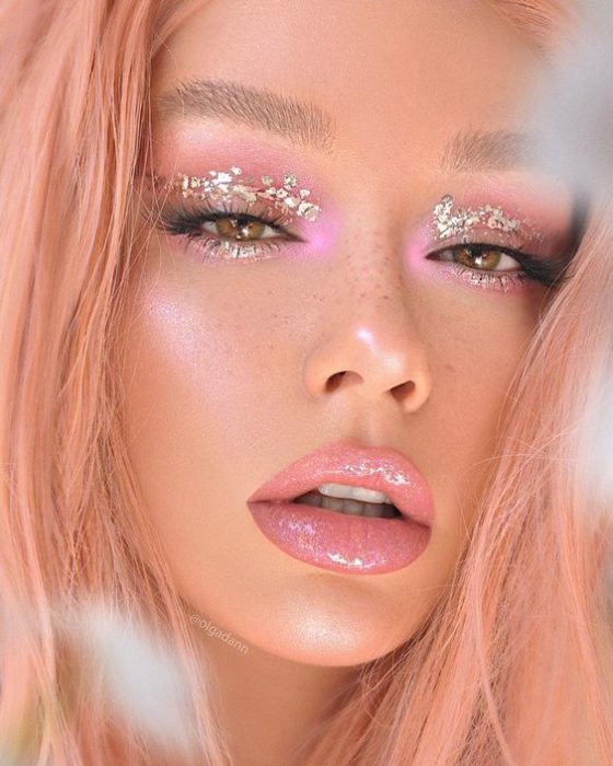 Chica con cabello roja y maquillaje con glitter en los párpados