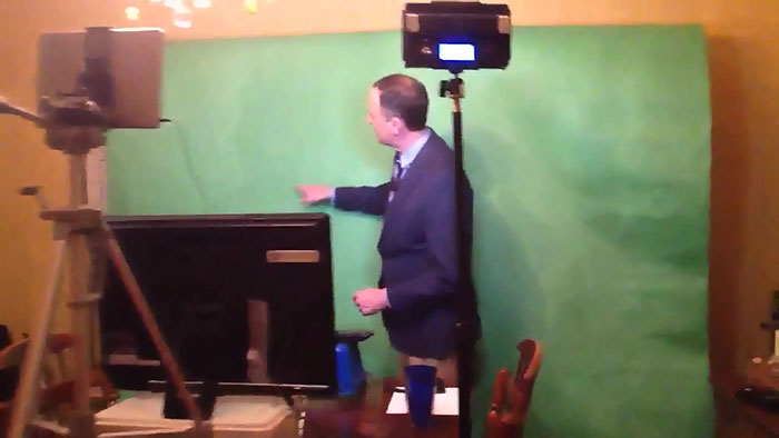 Jeff Lyons meteorólogo del clima en su estudio en casa