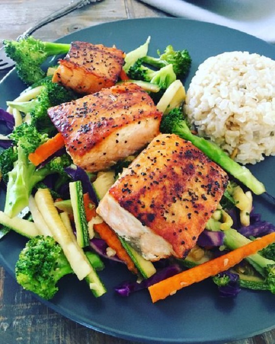 Plato de pescado acompañado de arroz blanco y vegetales