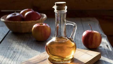 Vinagre de manzana en una botella de vidrio