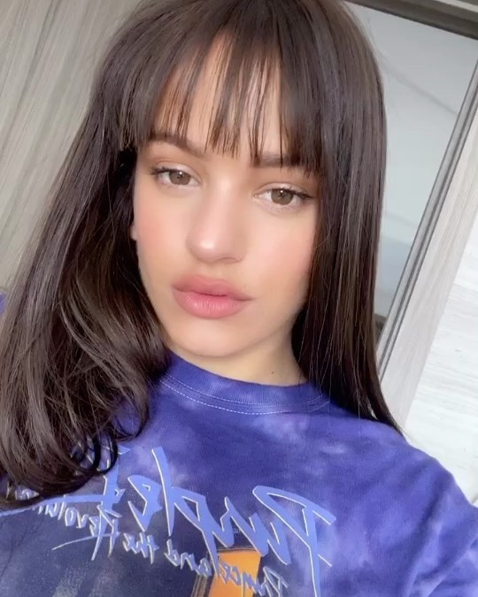 Rosalía con el cabello en corte de flequillo 
