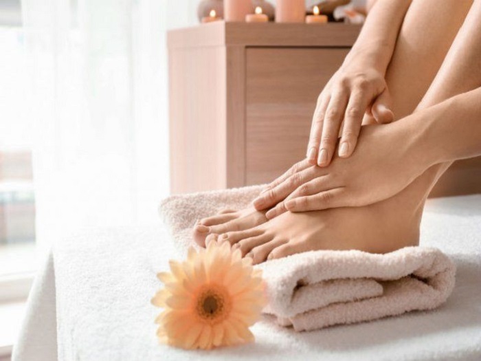 Pies de mujer después de un pedicure