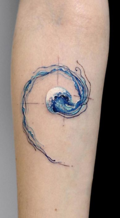 Chica con un tatuaje en forma de medusa que forma la proporción áurea