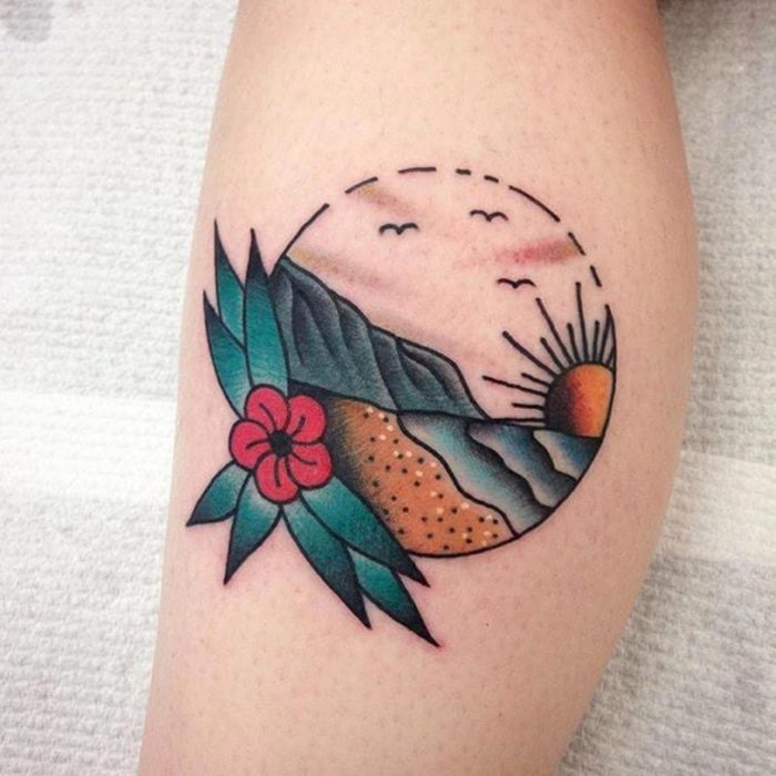 Chica con un tatuaje en forma de isla dentro de un círculo