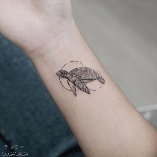 Chica con un tatuaje en forma de tortuga dentro de un círculo