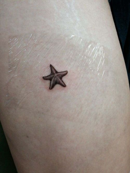 Chica con un tatuaje en forma de estrella de mar