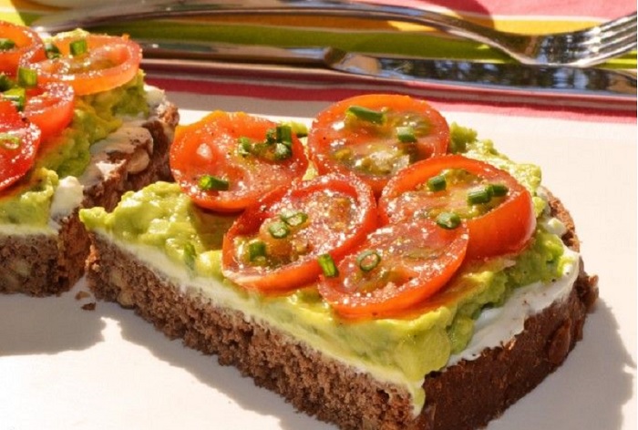 Snack saludable de pan con aguacate