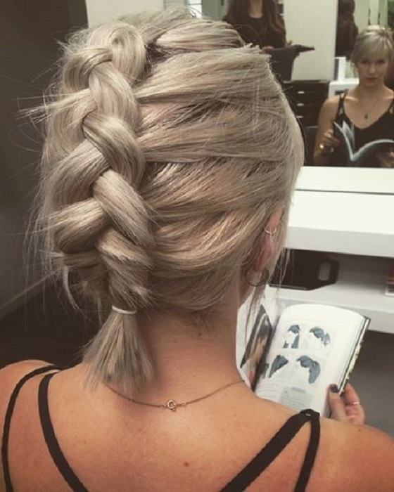 Peinado para cabello corto con una trenza
