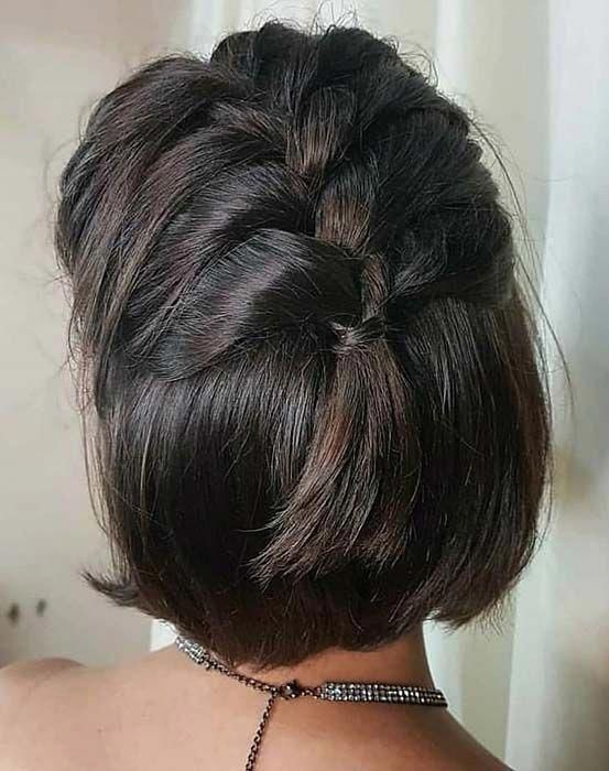 Peinado para cabello corto medio recogido en trenza