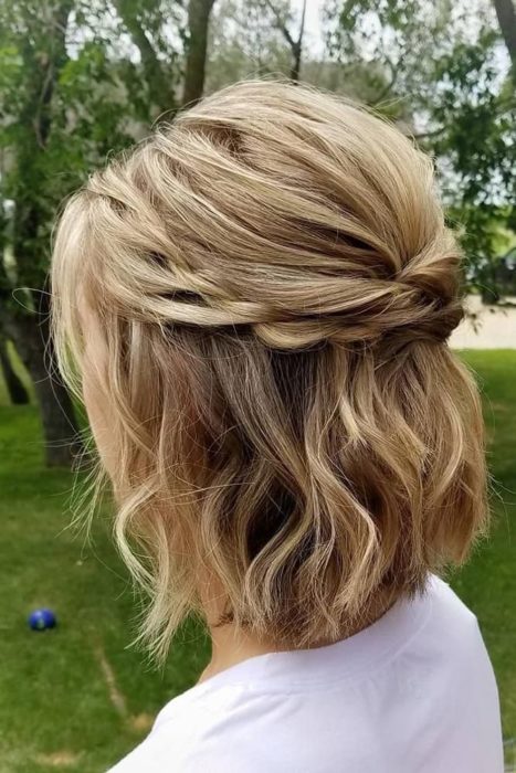 Peinado para cabello corto estilo corona